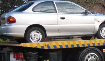 В Петербурге женщина помешала эвакуации автомобиля, закрыв в нем ребенка