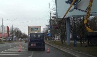 В Минске грузовик опрокинул люльку с рабочими – есть пострадавшие