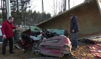 В Подмосковье при опрокидывании фуры на Volkswagen погиб человек
