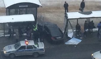 На проспекте Непокоренных в Петербурге Mercedes влетел в остановку: есть пострадавшие