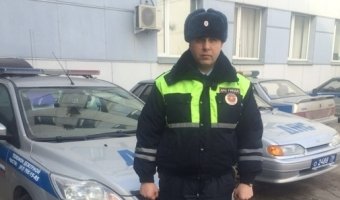 Сотрудник ГИБДД спас двух человек из горящей машины