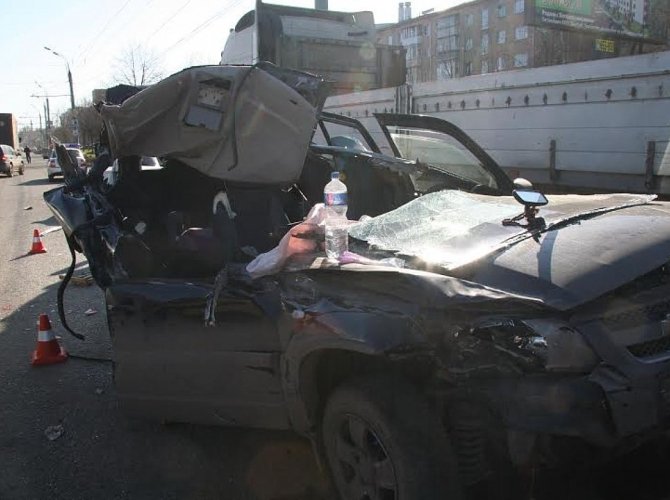 В Ижевске Chevrolet врезалась в фуру пострадал 6-летний ребенок (2).jpg