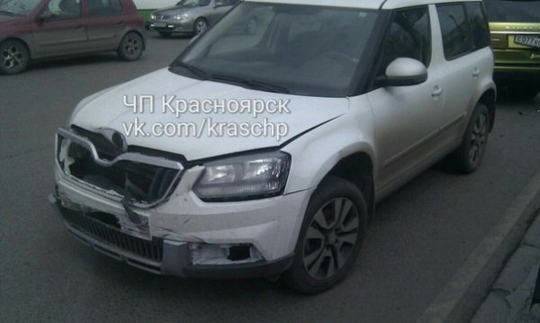В Красноярске после ДТП перевернулся Range Rover (3).jpg
