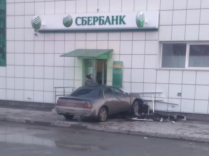 Toyota врезалась в «Сбербанк» в Новосибирске (1).jpg