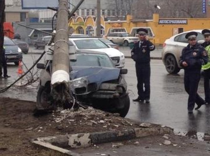 В Москве водитель BMW сбежал после крупного ДТП.jpg