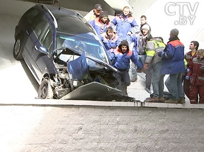 В Минске женщина-водитель с ребенком в авто потеряла сознание, сбила дорожного рабочего и упала с моста