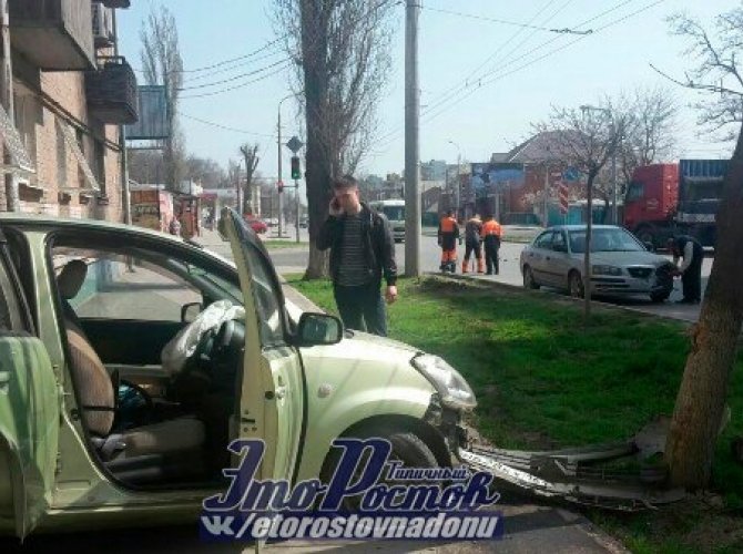 В Ростове иномарка врезалась в жилой дом (2).jpg