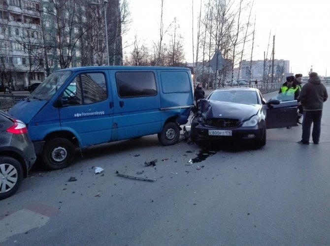 В Петербурге Mercedes протаранил припаркованные машины (1).jpg
