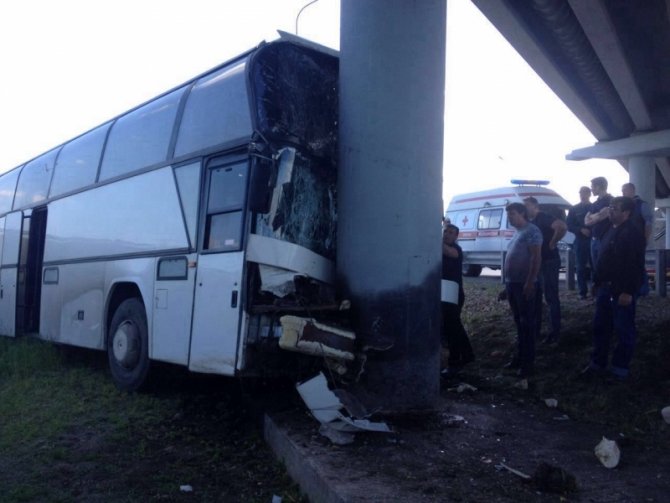 На Кубани автобус врезался в опору путепровода.jpg
