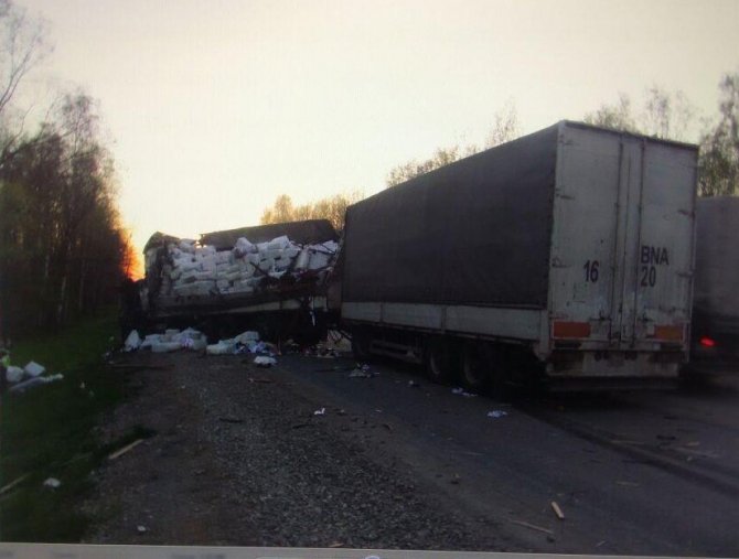 На трассе М-5 большегруз «Вольво» устроил ДТП на встречной полосе из-за лопнувшего колеса