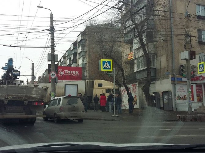 В Челябинске неуправляемая фура врезалась в жилой дом.jpg