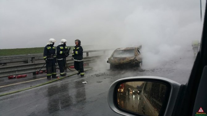 В Петербурге на КАД горела машина (12).jpg