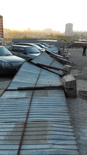 В Уфе ветер уронил металлический забор