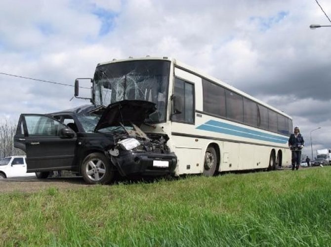 Под Тихорецком в лобовом ДТП с автобусом погиб человек (2).jpg