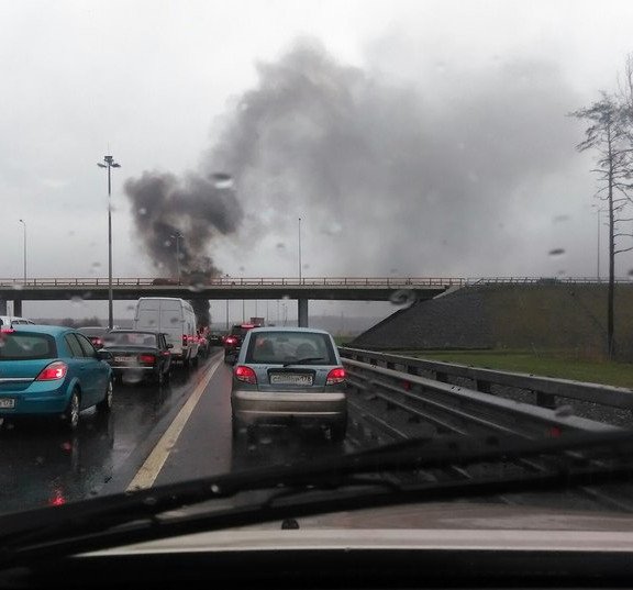 В Петербурге на КАД горела машина (2).jpg