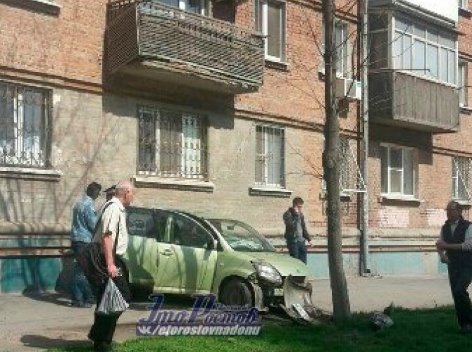 В Ростове иномарка врезалась в жилой дом (3).jpg