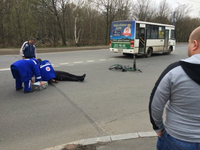 Маршрутка сбила велосипедиста в Петербурге.jpg