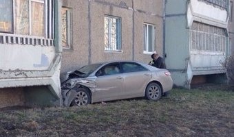 В Череповце Toyota после ДТП врезалась в дом: пострадали два человека