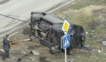 На Озерной в Великом Новгороде перевернулся Lexus