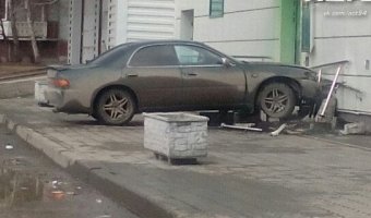 Toyota врезалась в «Сбербанк» в Новосибирске