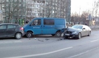 В Петербурге Mercedes протаранил припаркованные машины