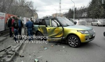 В Красноярске после ДТП перевернулся Range Rover