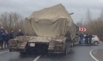 В Стрельне KIA столкнулась с военным автомобилем, транспортировавшим танк
