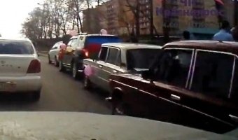 В Красноярске свадебный кортеж устроил массовое ДТП «паровозиком»