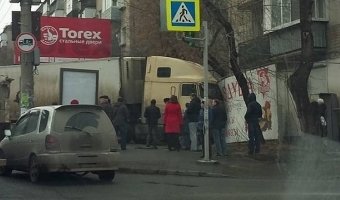 В Челябинске неуправляемая фура врезалась в жилой дом