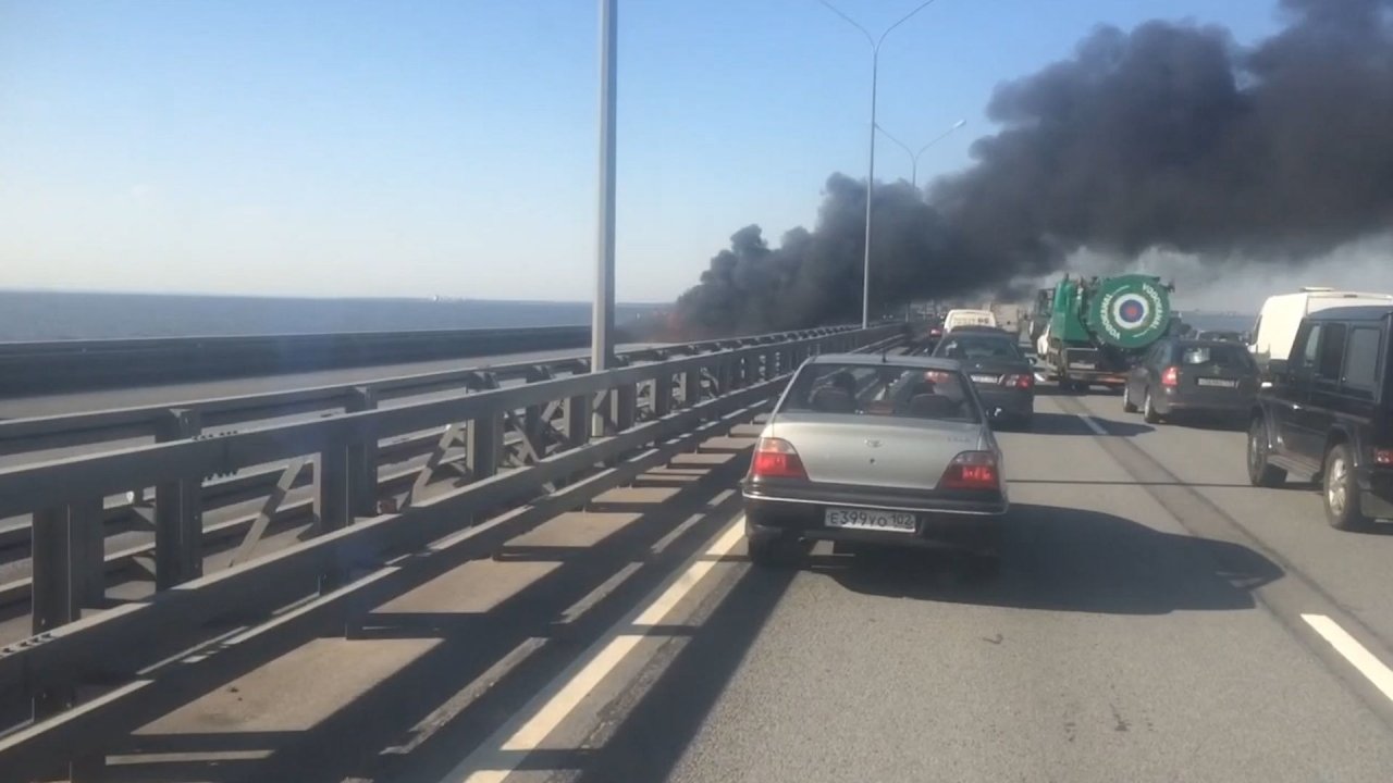 Дтп в кронштадте сегодня. Авария на дамбе Кронштадт. BMW на дамбе. ДТП на дамбе Кронштадт сегодня.