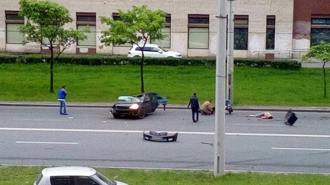 В Петербурге при столкновении со столбом Mitsubishi разорвало на части погибла девушка (10).jpg