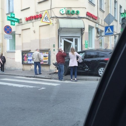 В Петербурге автомобиль врезался в аптеку (3).jpg
