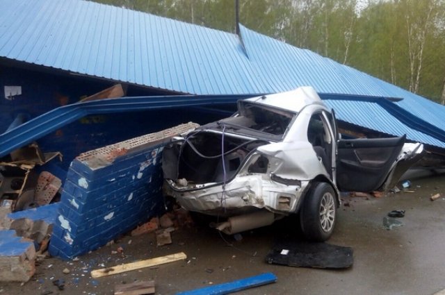 В Иркутске автомобиль снес остановку двое погибли (1).jpg