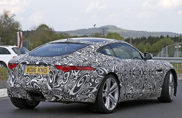 Jaguar испытывает F-Type с «турбочетверкой»в Германии.jpg