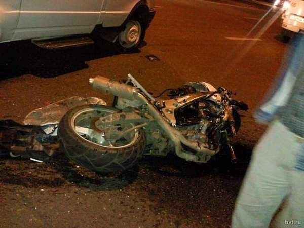 В Москве мотоциклист сбил пешехода и протаранил три машины (1).jpg