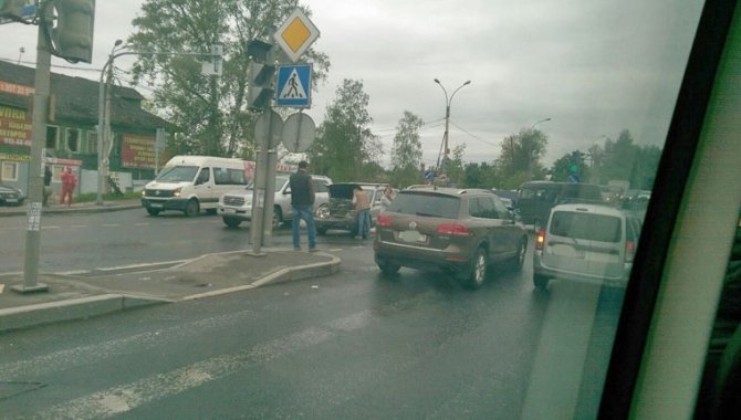 На Выборгском в Петербурге шоссе столкнулись четыре автомобиля (1).jpg