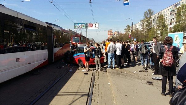 В Петербурге BMW врезался в трамвайную остановку, сбив двух человек (3).jpg