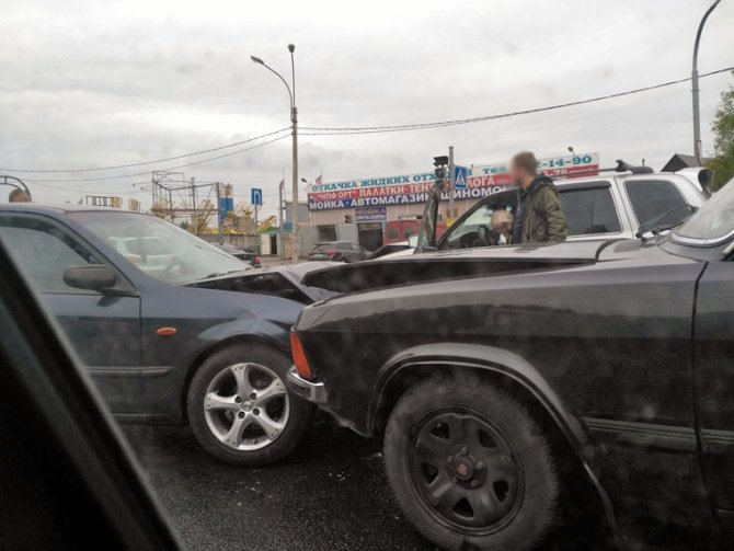 На Выборгском в Петербурге шоссе столкнулись четыре автомобиля (6).jpg