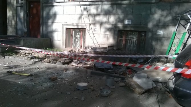 В Петербурге на машины упал балкон (2).jpg