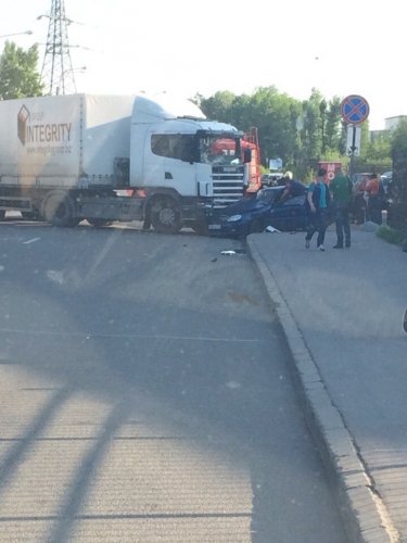 В Петербурге фура раздавила легковушку (2).jpg