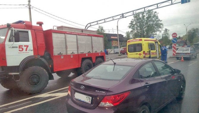 На Выборгском в Петербурге шоссе столкнулись четыре автомобиля (3).jpg