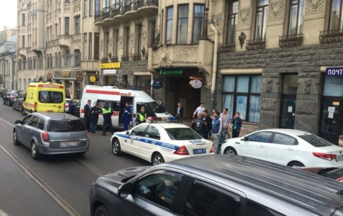 На Куйбышева в Петербурге автомобиль сбил женщину с ребенком (1).jpeg