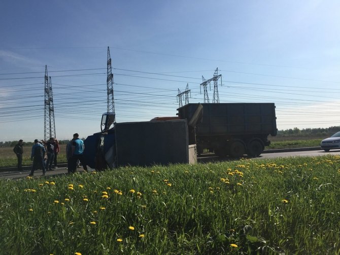 Утром во вторник, 17 мая, на Софийской улице в Санкт-Петербурге произошла массовая авария с участием грузовика. (5).jpg
