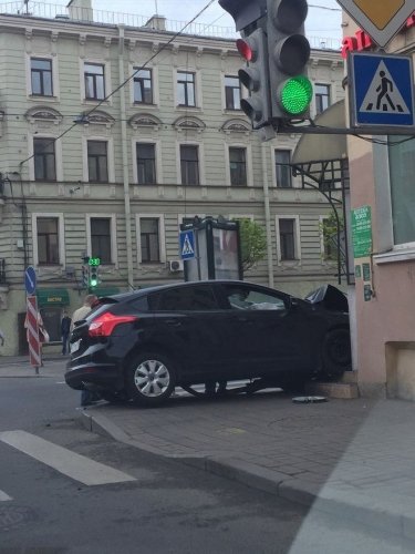 В Петербурге автомобиль врезался в аптеку (2).jpg