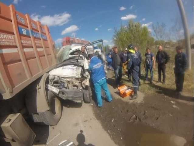 В Челябинске чудом выжил зажатый в кабине водитель грузовика.jpg