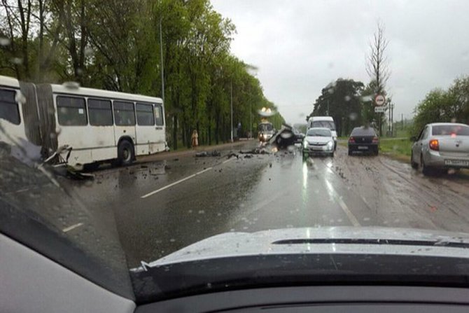 В Смоленске легковушка врезалась в автобус один человек погиб, двое пострадали (3).jpg