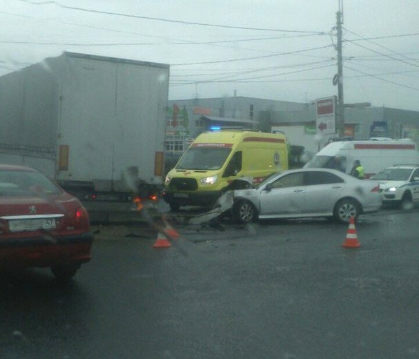 В Петербурге Honda залетела под фуру есть пострадавшие (4).jpg