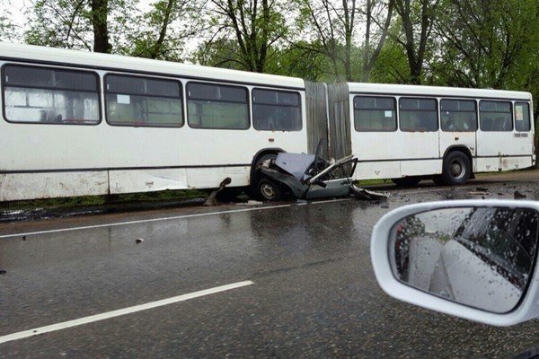 В Смоленске легковушка врезалась в автобус один человек погиб, двое пострадали (1).jpg