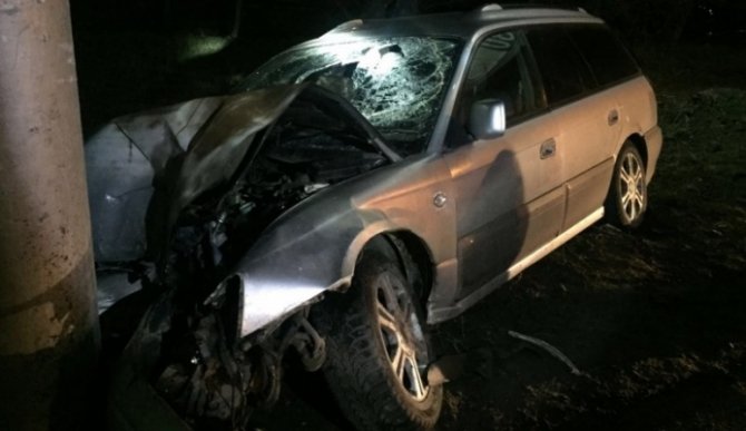 В Иркутске при столкновении со столбом погиб водитель Subaru.jpg