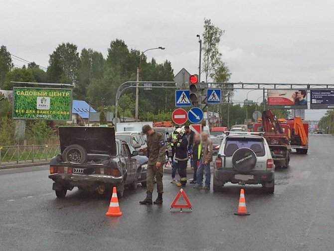 На Выборгском в Петербурге шоссе столкнулись четыре автомобиля (8).jpg
